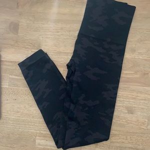 Spanx dark camo leggings, size medium